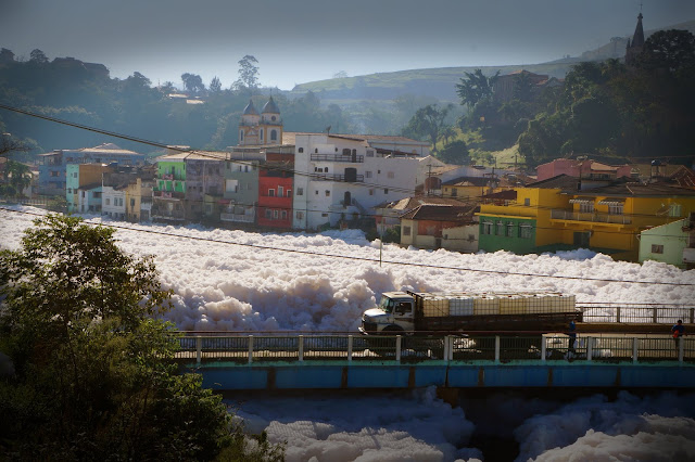 Rio de espuma de detergente em Pirapora do Bom Jesus