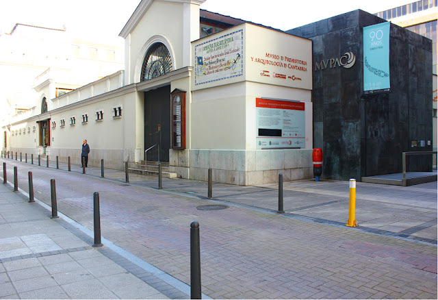 Mercado del Este (Targ Wschodni): wejście do muzeum archeologicznego Kantabrii  
