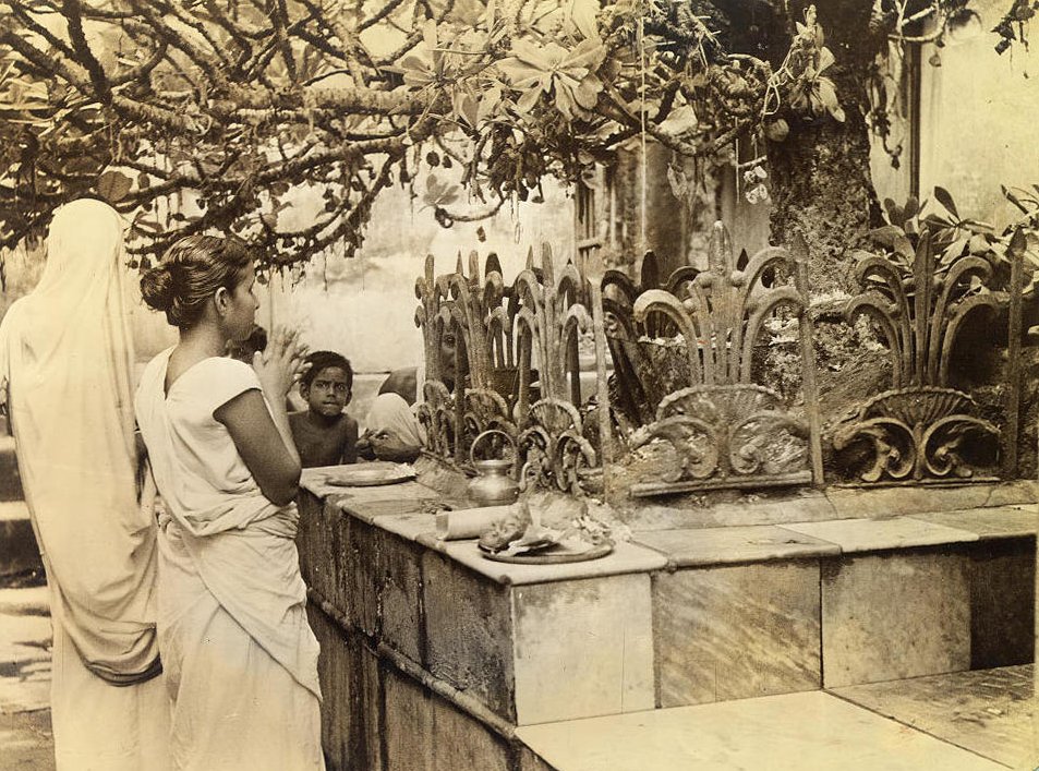 Hindu wife prays to the God Siva 