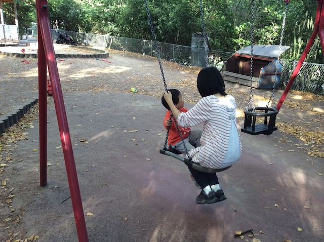 「ムーミン」原作者の名を冠したトーベ・ヤンソン公園のぶらんこ