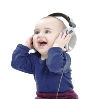Foto gambar bayi lucu mendengarkan musik 28