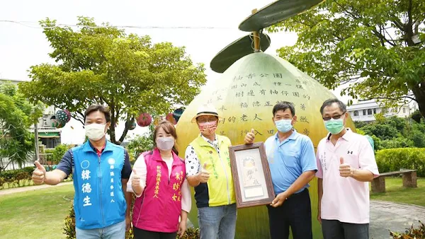 ▲香山社區柚香公園獲建築園冶獎，彰化市長林世賢頒發獎牌表揚，由社區發展協會理事長許春郎代表接受。（圖／記者林明佑攝）