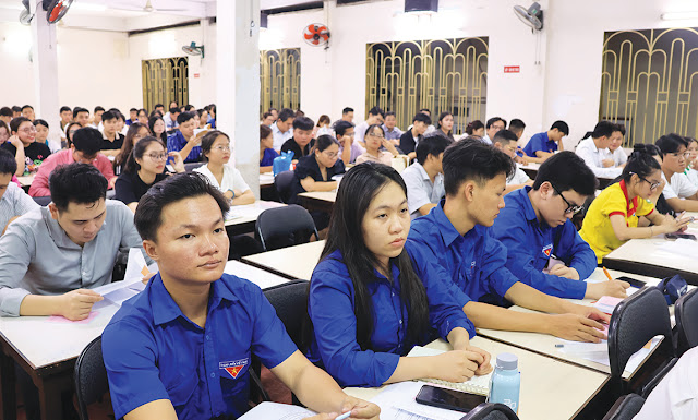 Học viên tham dự lễ khai giảng. (Ảnh: NN)
