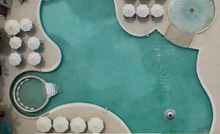 Η πισίνα από ψηλά σε ξενοδοχείο στην Κόρινθο