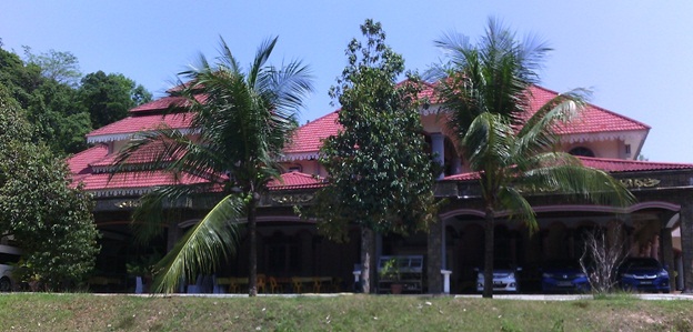 Rumah Banglo Lama Style Kampung Melayu - CrazyDuck