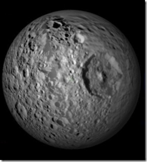 Mapa térmico de Mimas lembra o game Pac-Man (Foto: NASA / JPL / Goddard / SWRI / SSI)