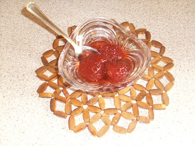Γλυκό κουταλιού φράουλα,σούπερ σερβιρισμένη σε γιάλινο πιατακι με ωραο κουταλακι με χρυσες λεπτομερειες