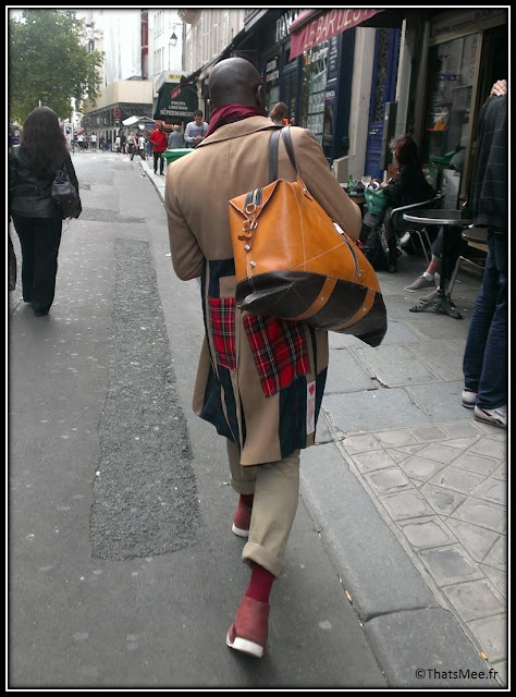 trench Impasse de la Defense mode pièce tartan écossais, pantalon cargo beige Uniqlo hommes, sac voyage camel Nicolas Theil, boots homme lie de vin daim Paraboot, Harvey agence Kisu PR Dedicate Magazine