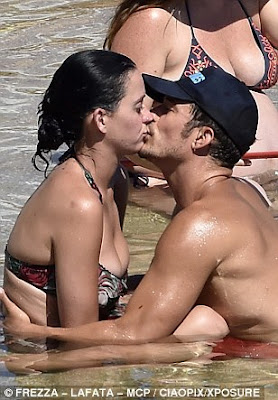 PHOTO:Actor Orlando Bloom Grabs Katy Perry's Boobs At Italian Beach