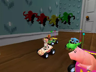 Sugestão de jogo de PS1: Toy Story Racer. Você não tem ideia de quão  divertido é correr nos lugares quando se é pequenininho. É tipo Mario Kart  mas bem mais vertical e
