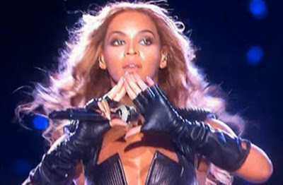 beyoncé haciendo el símbolo Illuminati