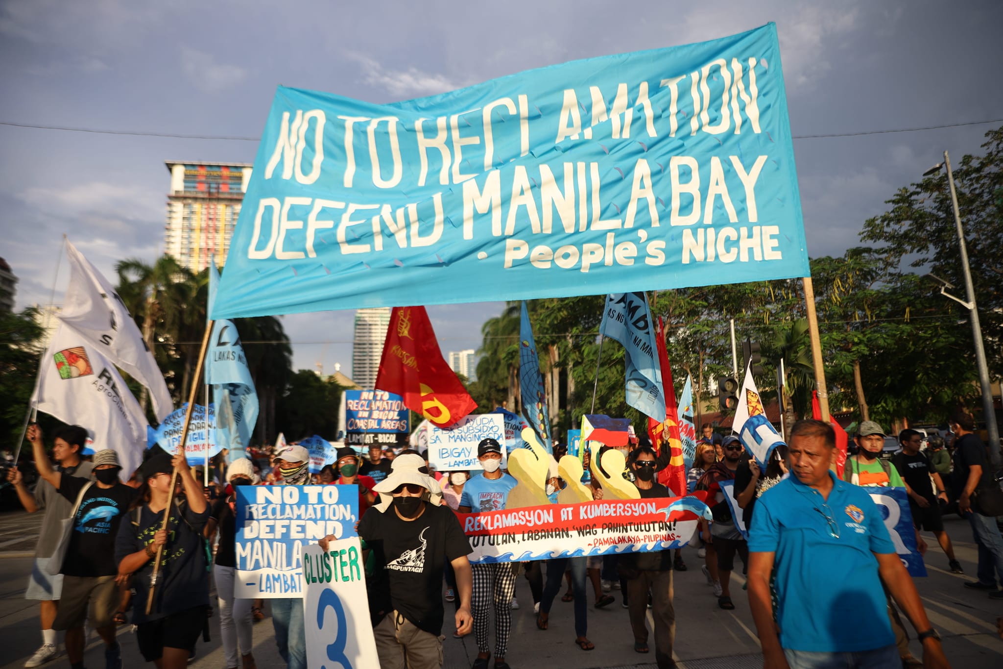Hundreds form ‘human chain’ to call for full suspension of Manila Bay reclamation