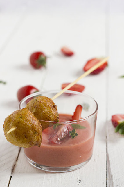 Buñuelos de bacalao y salmorejo de fresas