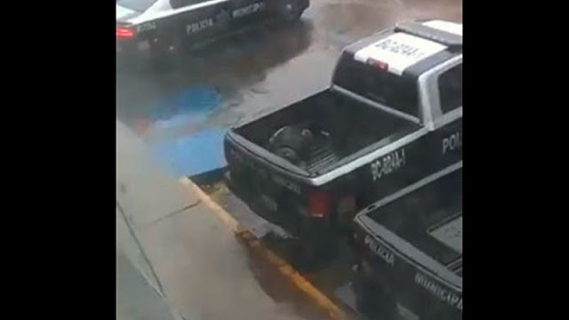 Dejan bajo la lluvia dejan Policías a detenido acostado en caja de patrulla