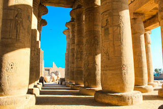  foto das grandes colunas do Ramesseum 