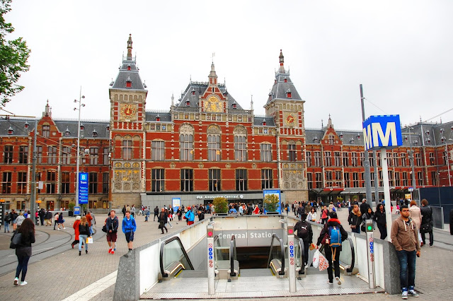 metro w centrum miasta co warto zobaczyć w Amsterdamie?