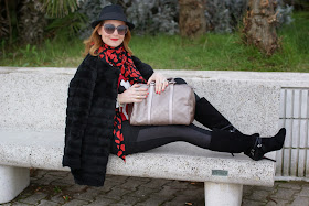 red lips and tongue sweater, le streghe faux fur, Zara lips scarf, Gucci joy bag, Fashion and Cookies, fashion blogger