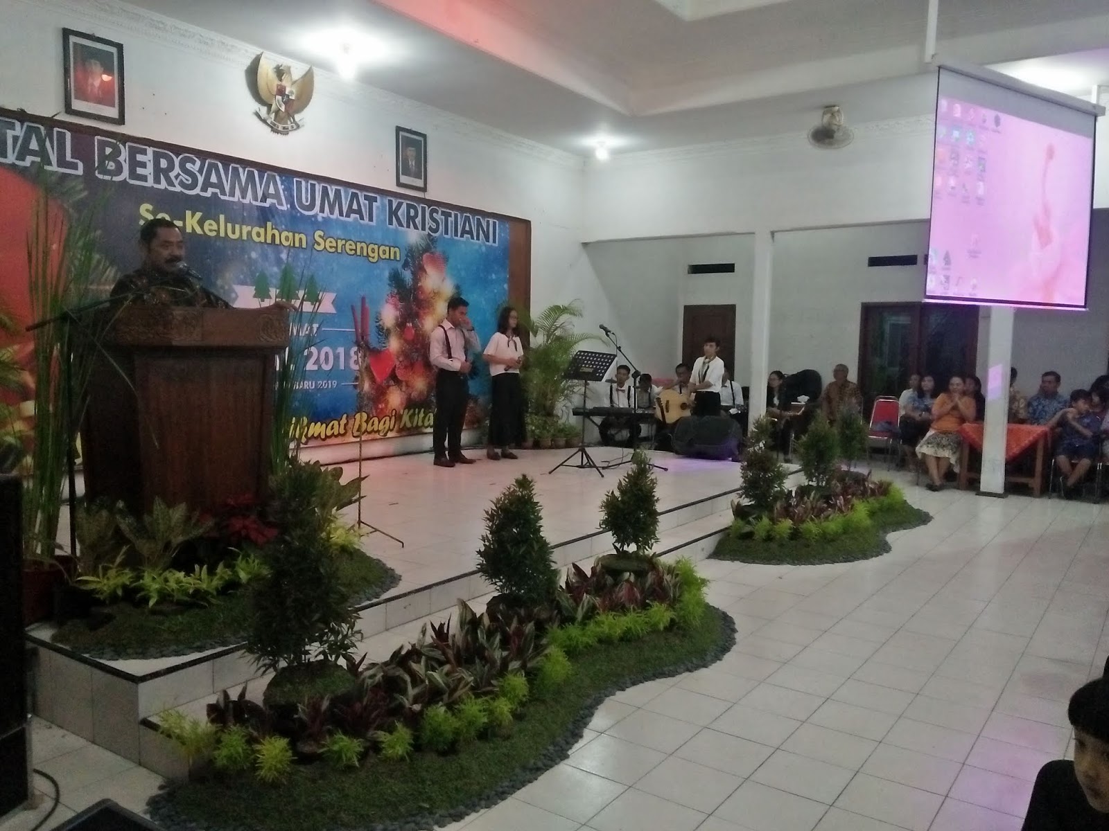 Kodim 0735 Surakarta Sertu Aris dan Bhabinkamtibmas Aiptu Puji Widodo Melaksanakan Monitoring dan PAM kegiatan Natal Warga kel Serengan di aula Kel