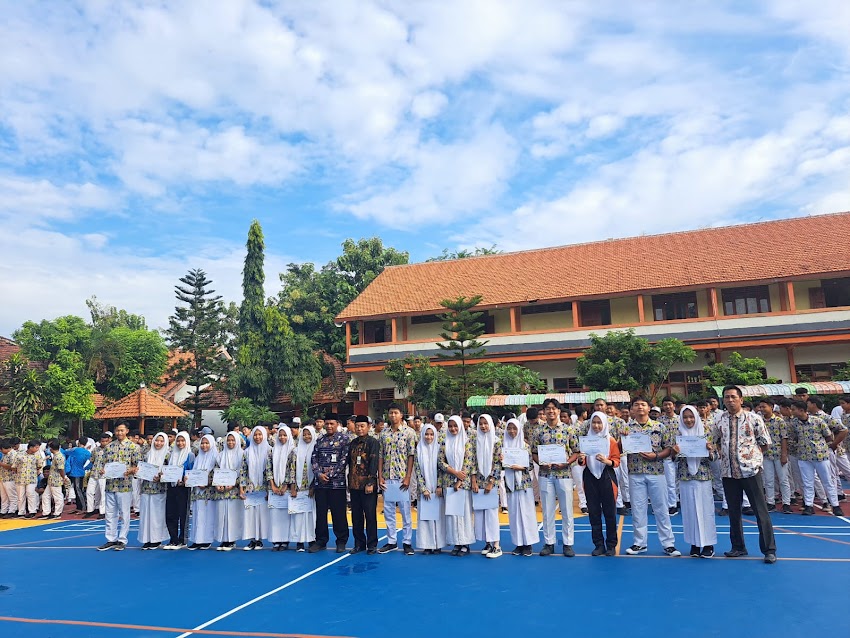 Siswa Berprestasi SMAN 1 Bluluk