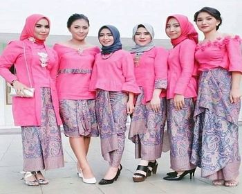 Model Seragam  Keluarga  Resepsi  Pernikahan Galeri Batik 