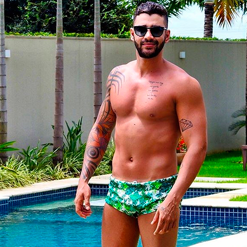 Gusttavo Lima sem camisa e de cueca na piscina