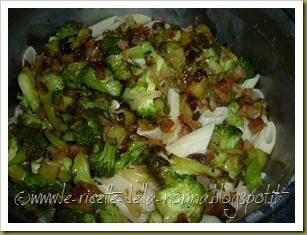 Penne con cipollotto, brocccoli e pancetta (6)