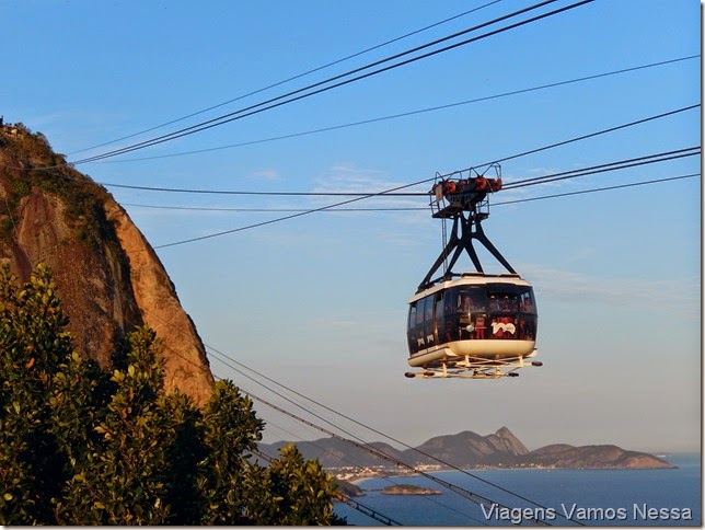 Bondinho circulando entre o Pão de Açúcar e o Morro da Urca