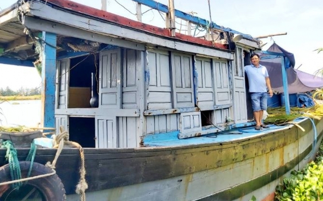 Giá xăng dầu tăng cao, thủy sản giá thấp ngư dân ngại ra khơi