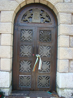 Вратата на костницата мавзолей при Родопската шипка 