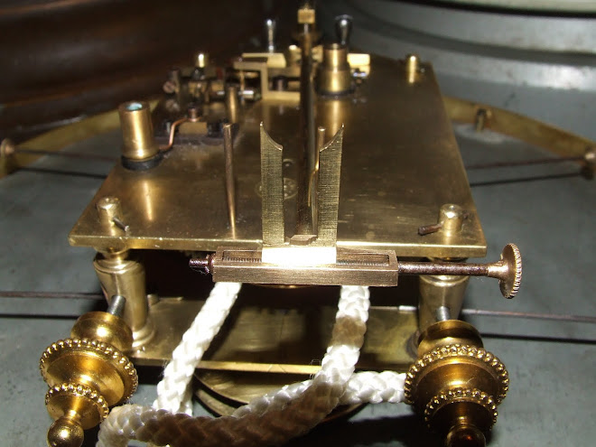 DETAIL DE LA VIS DE REGLAGE DU BALANCIER  DU REGULATEUR DE PRECISION  KELLE