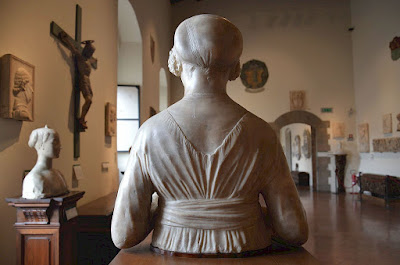 Verrocchio's Dama del Mazzolino, viewed from behind