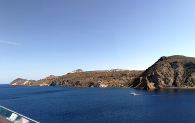 Blick auf Milos vom Schiff aus - 29.05.2021