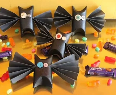 Ideais de Artesanato Fácil de Fazer para o Halloween Tradicionalmente, a comemoração envolve fantasias, doces e histórias de terror. Para se divertir e entrar no clima,  você pode preparar uma decoração Halloween com essas dicas de artesanato que pode ser feito com coisas que você já tem em casa.