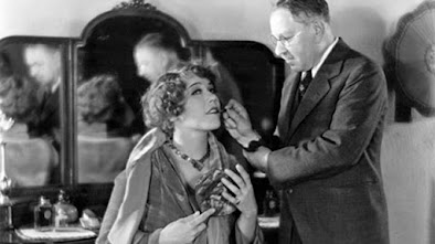 c. 1924 Factor applies lipstick to Hollywood  star Louise Fazenda. IMAGE: HULTON