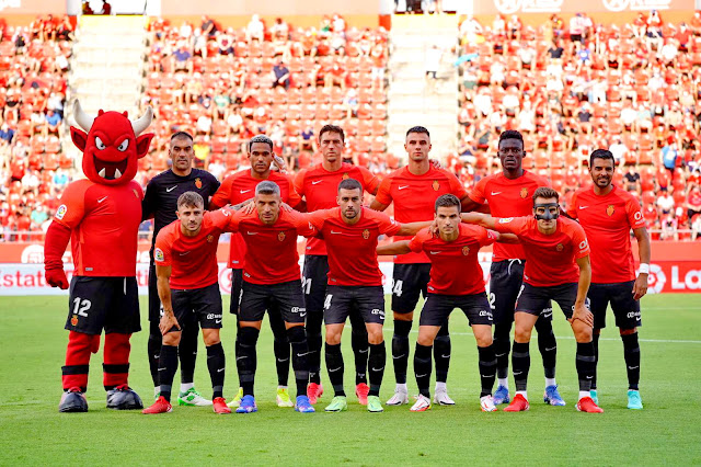 R. C. D. MALLORCA. Temporada 2021-22. Manolo Reina, Jordi Mboula, Antonio Raillo, Martin Valjent, Iddrisu Baba, Ángel Rodríguez. Pablo Maffeo, Salva Sevilla, Dani Rodríguez, Íñigo Ruiz de Galarreta, Brian Oliván. R. C. D. MALLORCA 1 REAL BETIS BALOMPIÉ 1. 15/08/2021. Campeonato de Liga de 1ª División, jornada 1. Palma de Mallorca, Visit Mallorca Estadi. GOLES: 1-0: Brian Oliván. 1-1: Manolo Reina, en propia puerta.