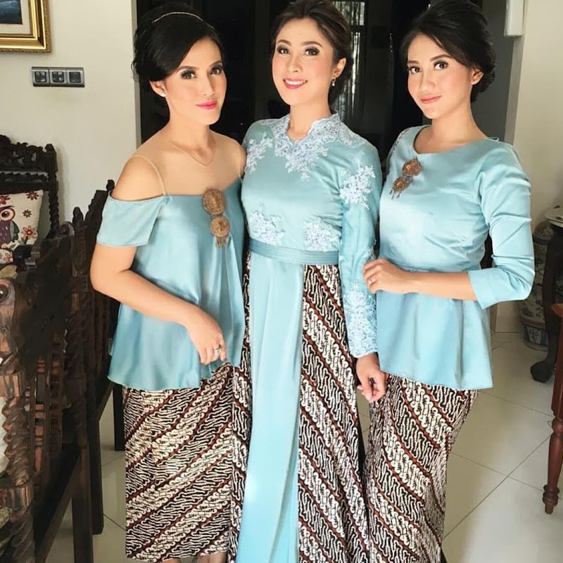 15 Kebaya Satin Modern 2021, Inspirasi Top!