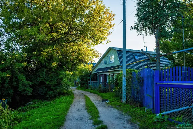 Гравийная дорога в деревне