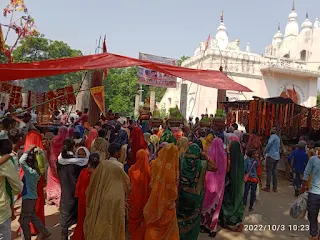 जालौन : ऐतिहासिक कर्णदेवी मंदिर पर जवारों के साथ जुटी भक्तों की अपार भीड़  कर्णदेवी की आराधना से होती है दीर्घायु धन-धान्य व यश की प्राप्ति  रिपोर्ट :- विजय द्विवेदी  जगम्मनपुर, जालौन : जनपद के प्रसिद्ध देवी मंदिरों में एक कर्णदेवी मंदिर पर नवरात्रि के अवसर पर श्रद्धालुओं की अपार भीड़ जुट रही है ।  जनपद जालौन के प्रसिद्ध देवी मंदिरों में महत्वपूर्ण स्थान रखने वाले कर्ण देवी मंदिर पर मां के जयकारों की गूंज के साथ हजारों भक्तों की भीड़ जुट रही है। इस अवसर पर औरैया, इटावा, जालौन, भिंड, कानपुर देहात आदि जनपदों के हजारों श्रद्धालु माता कर्ण देवी के दर्शन के लिए बेताब नजर आ रहे हैं। जनपद जालौन की उत्तरी सीमा पर जगम्मनपुर के समीप यमुना नदी के तट पर विशाल कनार राज्य के प्राचीन दुर्ग के खंडहरों पर मौजूद कर्ण देवी का मंदिर अपने प्राचीन गौरवशाली इतिहास का साक्षी है।   राज परिवार की पूजित देवी का इतिहास इक्कीस सौ वर्ष पूर्व तक का ज्ञात है लेकिन इससे पूर्व किस समय से यह देवी मूर्ति यहां स्थापित है कहीं पर अभिलेख नहीं मिले है । किवदंती है कि आज से लगभग इक्कीस सौ वर्ष पूर्व उज्जैन के प्रसिद्ध महाराजा विक्रमादित्य अमृत की खोज में कनार राज्य तक आए थे। उस समय कनार राज्य पर महाराजा सिंहदेव का शासन था उनके द्वारा प्रतिदिन सवा मन अर्थात 50 किलो स्वर्ण दान करने के कारण उनकी तुलना महाभारत के दानवीर कर्ण से की जाती थी एवं उन्हें कलयुग का कर्ण भी कहा जाता था । महाराज सिंहदेव अपने राज्य की प्रजा का धर्म पूर्वक पालन करते थे। कनार राज्य की सीमा के बारे में प्रमाण मिले हैं की यह वर्तमान के इटावा से बांदा तक फैला हुआ था। महाराजा सिंहदेव (कर्ण) को सवा मन सोना कनार दुर्ग में बने मंदिर में स्थापित कर्णदेवी से प्राप्त होने की बात कही जाती है जिसके लिए प्रतिदिन महाराजा सिंहदेव (कर्ण) स्वयं को देवी के समक्ष भोग के रूप में प्रस्तुत करते थे। देवी उनके तले हुए मांस का भोग लगाकर प्रतिदिन राजा को अमृत से जीवित करके सवा मन सोना प्रदान कर देती थी। उज्जैन नरेश विक्रमादित्य ने कनार राज्य के महाराजा सिंहदेव (कर्णदेव) से छिपकर देवी की आराधना करके उन्हें प्रसन्न कर अमृत प्राप्त करके उन्हें (कर्णदेवी को) अपने साथ चलने को तैयार कर लिया , जब राजा कर्णदेव को अपने साथ हुए छल का पता चला तो वह देवी मां के पैर पकड़कर रोने लगे और चरणों का सेवक होने का वास्ता दिया तो देवी ने मां ने दोनों भक्त राजाओं के मान की रक्षा करते हुए स्वयं को दो भागों में विभक्त कर लिया , उसी समय से देवी मां के चरण कनार मे कर्णदेवी के रूप में और कमर के ऊपर का भाग उज्जैन में प्रसिद्ध हरसिद्धि माता के रूप में पूजा जा रहा है। हरसिद्धि माता की इस मूर्ति के दर्शन गर्भगृह में ही हो सकते हैं वाह्य दर्शन में दूसरी मूर्ति पूजित है। उसी काल से यहां मां के चरणों की पूजा होती है । बाबर से युद्ध के बाद किला खंडहर होने के बावजूद कर्ण देवी मां के प्रभाव में कोई कमी नहीं आई । प्रतिवर्ष यहां मां के दर्शन के लिए आने वाले श्रद्धालुओं का तांता लगा रहता है लेकिन वर्ष की चारों नवरात्रि में यहां साधक एवं भक्तों की भीड़ रहती है । वर्तमान आश्विन मास की शारदीय नवरात्रि के अवसर पर इस वर्ष भी कर्ण देवी मंदिर पर प्रतिदिन हजारों भक्तों का तांता लगा हुआ है । बैंड बाजा ढोलक मजीरा की ध्वनि एवं देवी गीतों को गाते हुए भक्तों की टोलियां एवं महिलाएं मां कर्ण देवी के दर्शन कर मान मनौतियां कर रहे हैं। मान्यता है कि अमृत के प्रभाव से यहां पर पूजा आराधना करने वालों को दीर्घायु एवं राजा सिंहदेव (कर्ण) को दान करने के लिए प्रतिदिन सवा मन स्वर्ण प्रदान करने वाली कर्णदेवी अपने भक्तों को धन-धान्य से संपन्न कर उनके जीवन को खुशियों से भर देती है।