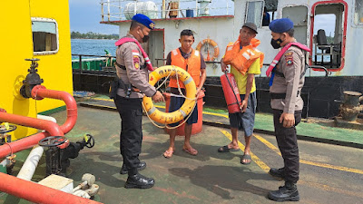 Sat Polairud Polres Bintan Berikan Himbauan Keselamatan Kepada Pengguna Jasa Transportasi Laut.