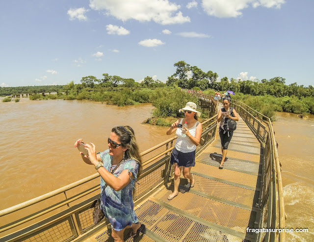 Passarela da Garganta do Diabo no lado argentino das Cataratas do Iguaçu