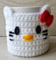 http://cosicasraquel.blogspot.com.es/2015/02/patron-cubre-tazas-hello-kitty-crochet.html