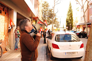  CRONICA DE LA CONCENTRACION EN LA SEDE DE COLABORA EN CIUDAD REAL Secretaría de prensa, cultura y propaganda.   El pasado día martes 5 de Febrero, los compañeros de C.N.T. Toledo decidimos acudir a las oficinas (sede central) que la empresa “asociación” COLABORA tiene en una céntrica calle de Ciudad Real. Junto a la casi veintena de compañeros que nos desplazamos desde el S.O.V. Toledo,  estuvieron también los compañeros que acudieron en solidaridad del S.O.V. de Ciudad Real, iniciando así un contundente piquete informativo a las puertas de la empresa, casi 2 horas de piquete en pleno centro de la ciudad, vigilados en todo momento por las fuerzas de desorden público que se plantaron en postura “aquí estamos” como si se tratase de cualquier hinchada de un campo de futbol de 1º división.  Durante el piquete se repartieron más de 500 octavillas informando a la ciudadanía sobre el conflicto, que mostraba en todo momento su apoyo al piquete con frases como dadles caña, o no les dejéis en paz. El empresario faccioso, en un momento dado bajó a la calle a tratar de negociar con nosotros, en lo que pensamos solo fue una intentona de hacernos callar y que el piquete se disolviera, pero muy amablemente le explicamos que las cosas las tenemos bastante claras y que la C.N.T. no negocia, este individuo no sabía ni que contestar ni adonde meterse, y en un alarde de valentía se metió en su despacho como un avestruz. Nosotros esta vez le seguimos a su despacho escoltados por una patrulla de policías secretas, que por lo que pudimos ver se codeaban bastante bien con este individuo, a entregarle la documentación de la creación de una sección sindical de C.N.T. en su empresa. La reacción fue de nerviosismo y tembleque, y después de una llamada a su gabinete de abogados finalmente, firmó. Este solo ha sido un paso más en la lucha contra la empresa hasta que reconozca los derechos de los compañeros/as afectados. EN C.N.T. SI NOS TOCAN A UNO NOS TOCAN A TODOS