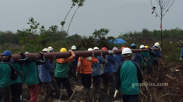 Proses pembangunan tiang pembantu sementara oleh pegawai PLN