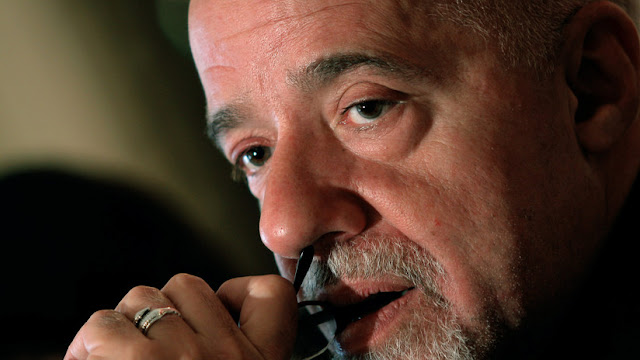 Paulo Coelho asegura que una "élite inescrupulosa y desvergonzada" apunta con rifles a Bolivia 