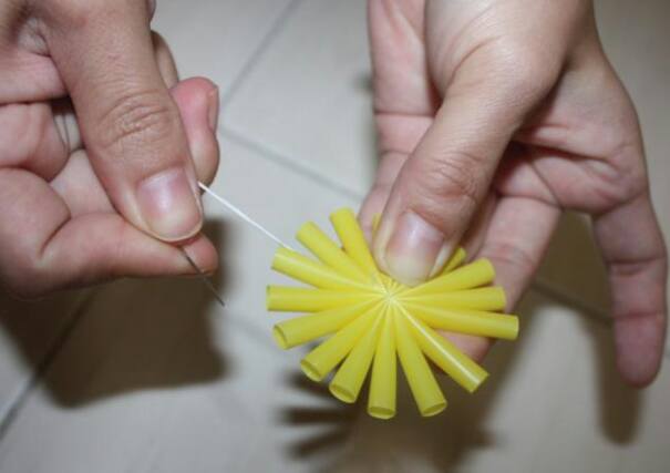 Cara  membuat  bunga  matahari yang cantik dari  sedotan  plastik