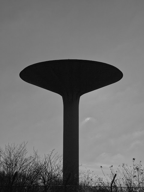 jiemve, château d'eau sur le site de l'aéroport Roissy-Charles de Gaulle