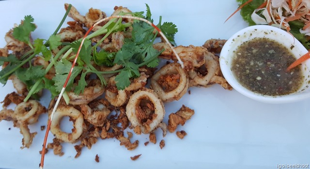 Deep fried calamari with garlic pepper and excellent local Thai dipping sauce.