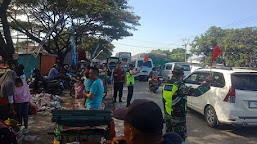 Petugas Gabungan TNI - Polri Laksanakan Gatur Lalin di Jalan Raya Kandanghaur