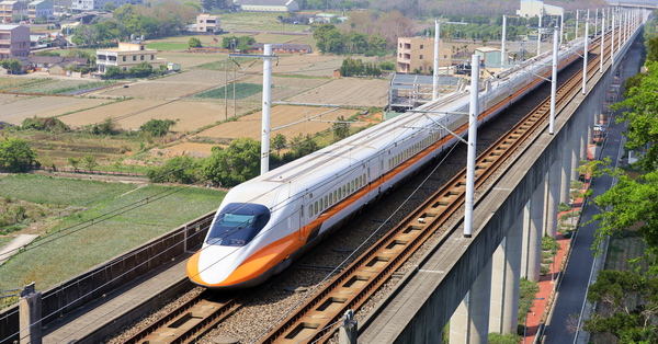 台中外埔高鐵觀景台觀賞列車呼嘯而過，水流東桐花步道散步好去處