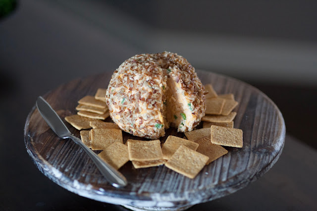 Cheeseball easy appetizer recipe for a party crowd